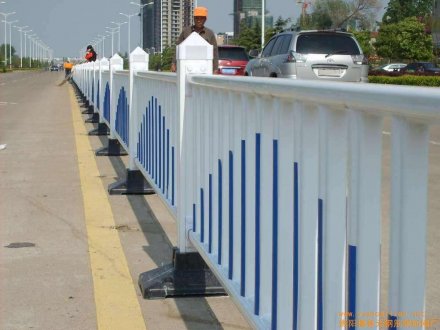 道路護(hù)欄怎么賣的？多少錢？