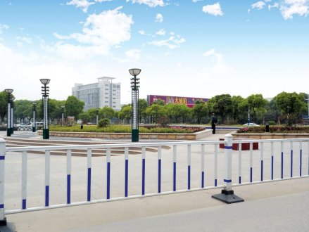 道路護(hù)欄定制價格安誠護(hù)欄廠家為您提供